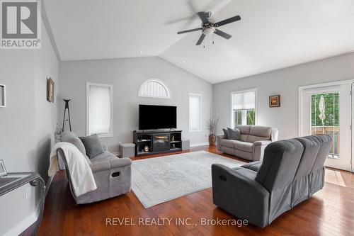 8028 Booth Street, Niagara Falls, ON - Indoor Photo Showing Living Room