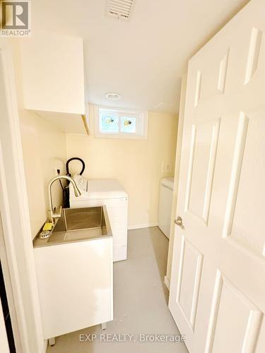 22 Jones Court, Aurora, ON - Indoor Photo Showing Laundry Room