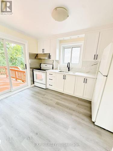 22 Jones Court, Aurora, ON - Indoor Photo Showing Kitchen