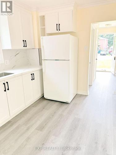 22 Jones Court, Aurora, ON - Indoor Photo Showing Kitchen