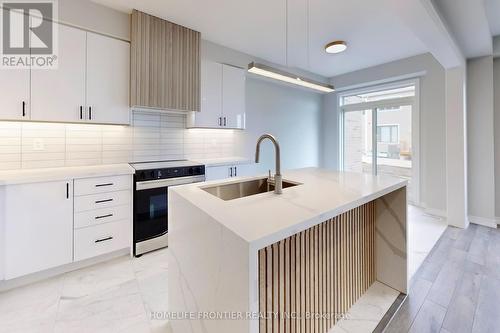 6 Rochester Drive, Barrie (Painswick South), ON - Indoor Photo Showing Kitchen With Upgraded Kitchen