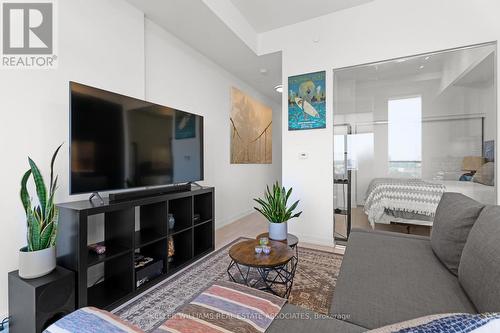 919 - 270 Dufferin Street, Toronto (South Parkdale), ON - Indoor Photo Showing Living Room