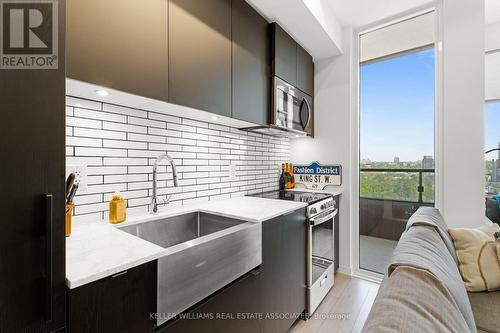 919 - 270 Dufferin Street, Toronto (South Parkdale), ON - Indoor Photo Showing Kitchen