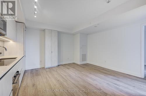 601 - 21 Park Street E, Mississauga, ON - Indoor Photo Showing Kitchen