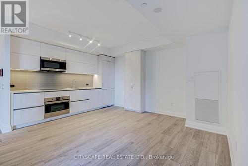 601 - 21 Park Street E, Mississauga, ON - Indoor Photo Showing Kitchen