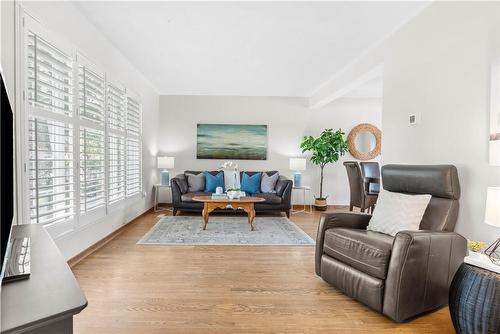 So much sunlight - 1340 Humphreys Crescent, Burlington, ON - Indoor Photo Showing Living Room