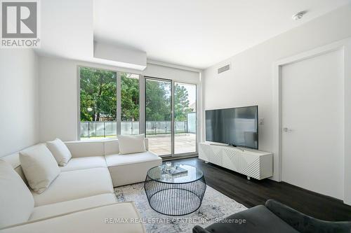 214 - 3018 Yonge Street, Toronto (Lawrence Park South), ON - Indoor Photo Showing Living Room