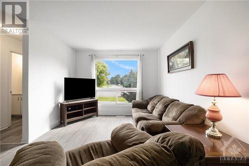 6247 Sundown Crescent Unit#62, Ottawa, ON - Indoor Photo Showing Living Room