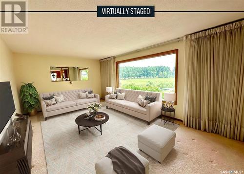 447 8Th Avenue Se, Swift Current, SK - Indoor Photo Showing Living Room