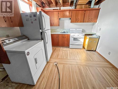 447 8Th Avenue Se, Swift Current, SK - Indoor Photo Showing Laundry Room