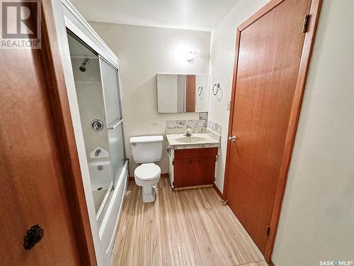 447 8Th Avenue Se, Swift Current, SK - Indoor Photo Showing Bathroom