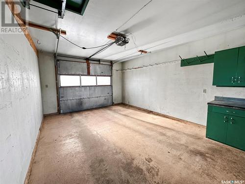 447 8Th Avenue Se, Swift Current, SK - Indoor Photo Showing Garage