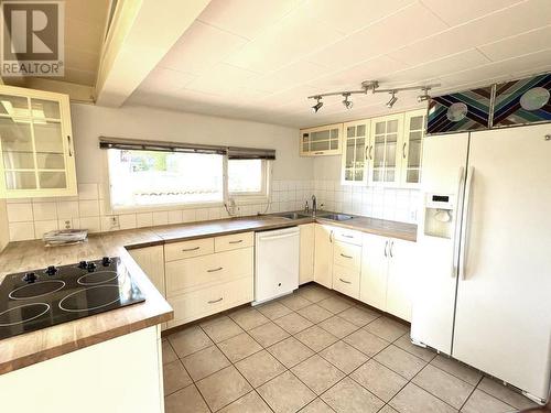 417 Oceanview Drive, Daajing Giids City, BC - Indoor Photo Showing Kitchen