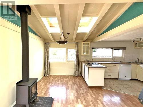 417 Oceanview Drive, Daajing Giids City, BC - Indoor Photo Showing Kitchen