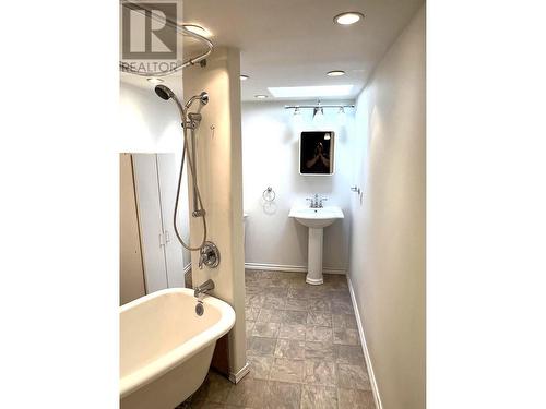 417 Oceanview Drive, Daajing Giids City, BC - Indoor Photo Showing Bathroom