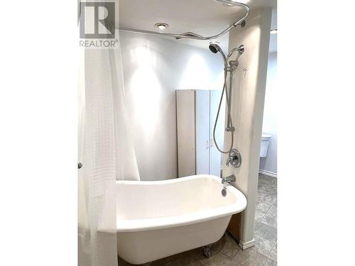 417 Oceanview Drive, Daajing Giids City, BC - Indoor Photo Showing Bathroom