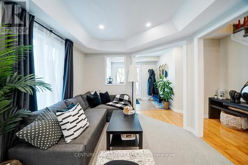 625 Autumnwood Trail, Oshawa, ON - Indoor Photo Showing Living Room