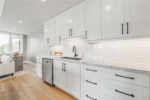 model home - 6220 Curlin Crescent, Niagara Falls, ON - Indoor Photo Showing Kitchen With Upgraded Kitchen