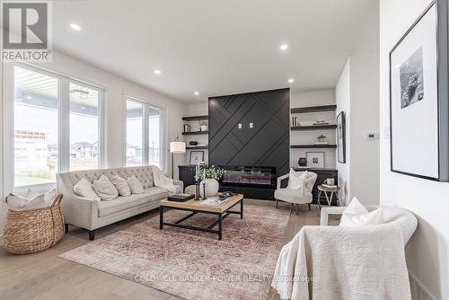 2684 Heardcreek Trail, London, ON - Indoor Photo Showing Living Room