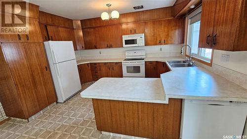 324 Alder Place, Swift Current, SK - Indoor Photo Showing Kitchen With Double Sink