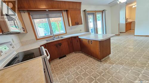 324 Alder Place, Swift Current, SK - Indoor Photo Showing Kitchen With Double Sink