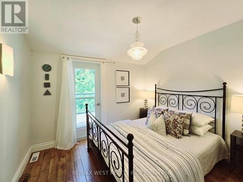 140 Brookside Drive, Toronto (East End-Danforth), ON - Indoor Photo Showing Bedroom