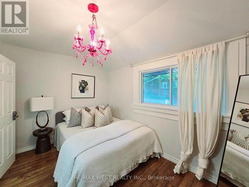 140 Brookside Drive, Toronto (East End-Danforth), ON - Indoor Photo Showing Bedroom