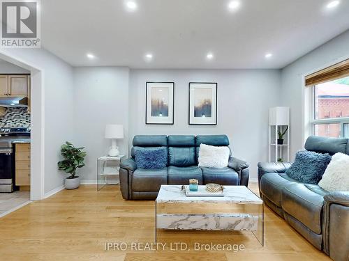 7204 Frontier Ridge, Mississauga (Meadowvale Village), ON - Indoor Photo Showing Living Room