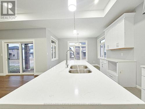 19 Tracy Drive, Chatham-Kent (Chatham), ON - Indoor Photo Showing Kitchen With Double Sink