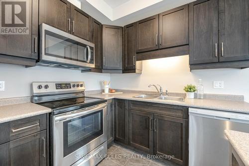 7381 Matteo Drive, Niagara Falls, ON - Indoor Photo Showing Kitchen With Double Sink