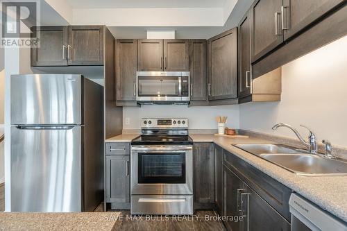 7381 Matteo Drive, Niagara Falls, ON - Indoor Photo Showing Kitchen With Double Sink