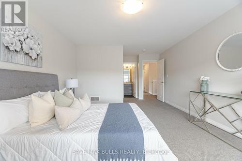 7381 Matteo Drive, Niagara Falls, ON - Indoor Photo Showing Bedroom