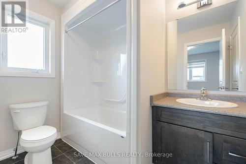 7381 Matteo Drive, Niagara Falls, ON - Indoor Photo Showing Bathroom