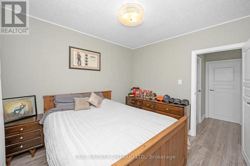 6024 Dixon Street, Niagara Falls, ON - Indoor Photo Showing Bedroom