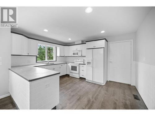 5292 Kallum Drive, 108 Mile Ranch, BC - Indoor Photo Showing Kitchen