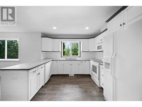 5292 Kallum Drive, 108 Mile Ranch, BC - Indoor Photo Showing Kitchen With Double Sink