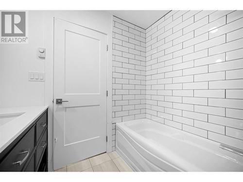 5292 Kallum Drive, 108 Mile Ranch, BC - Indoor Photo Showing Bathroom