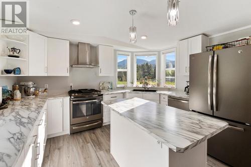 948 Bridgeview  Road, Castlegar, BC - Indoor Photo Showing Kitchen With Upgraded Kitchen