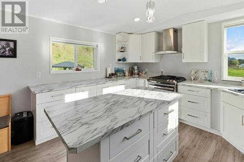 948 Bridgeview  Road, Castlegar, BC - Indoor Photo Showing Kitchen