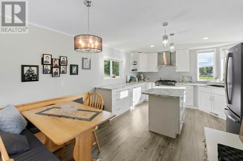 948 Bridgeview Road, Castlegar, BC - Indoor Photo Showing Living Room