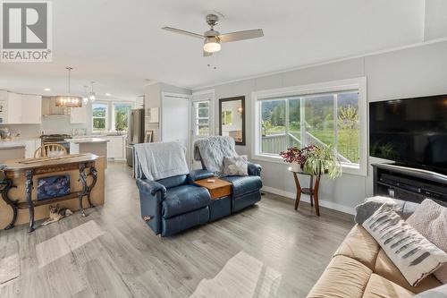 948 Bridgeview  Road, Castlegar, BC - Indoor Photo Showing Living Room