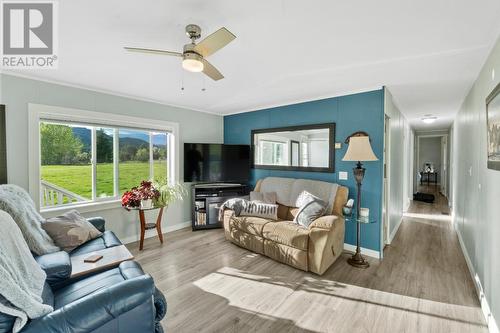 948 Bridgeview  Road, Castlegar, BC - Indoor Photo Showing Living Room