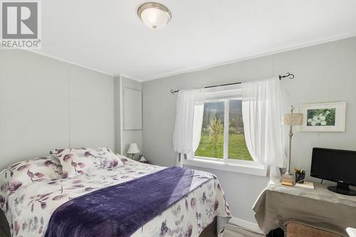 948 Bridgeview  Road, Castlegar, BC - Indoor Photo Showing Bedroom