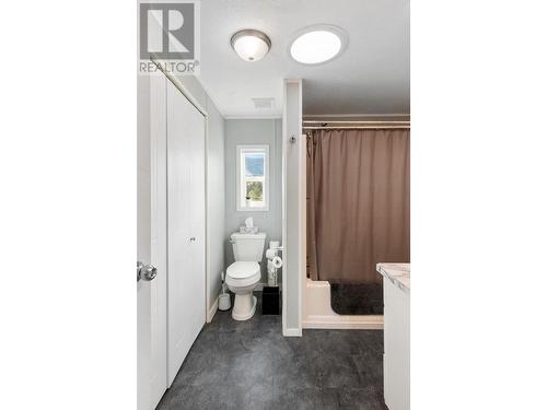 948 Bridgeview  Road, Castlegar, BC - Indoor Photo Showing Bathroom