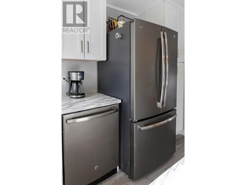 948 Bridgeview  Road, Castlegar, BC - Indoor Photo Showing Kitchen