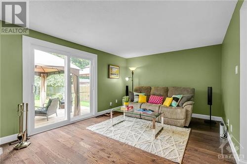 1753 Prestwick Drive, Ottawa, ON - Indoor Photo Showing Living Room