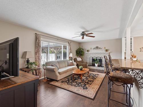 1747 Old Ferry Road, Kamloops, BC - Indoor Photo Showing Living Room With Fireplace