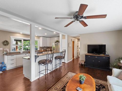 1747 Old Ferry Road, Kamloops, BC - Indoor Photo Showing Living Room