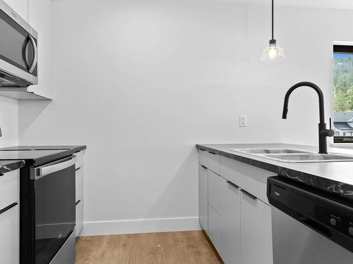 2166 Galore Cres, Kamloops, BC - Indoor Photo Showing Kitchen