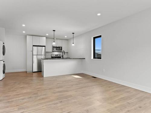 2166 Galore Cres, Kamloops, BC - Indoor Photo Showing Kitchen